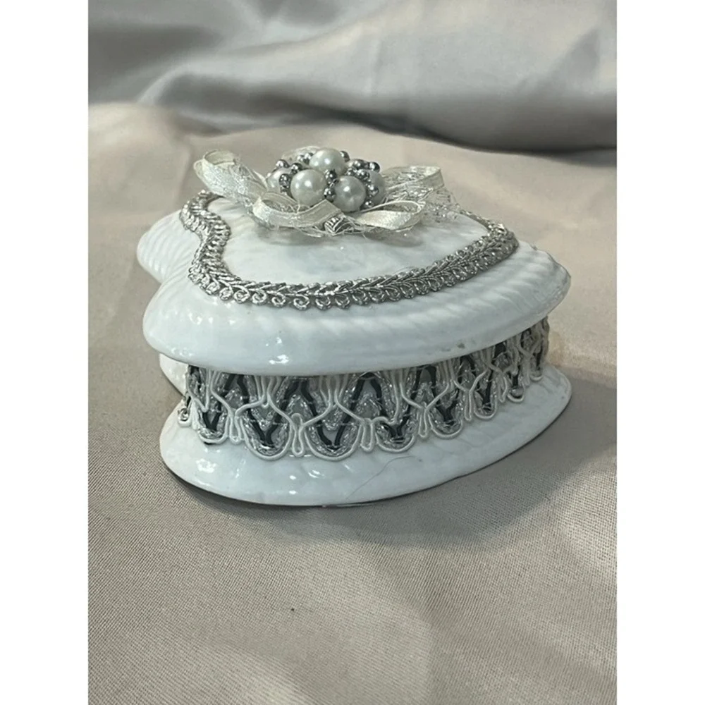 Ceramic Heart Shaped Trinket Box by FLOMO Unlimited (2323)‎